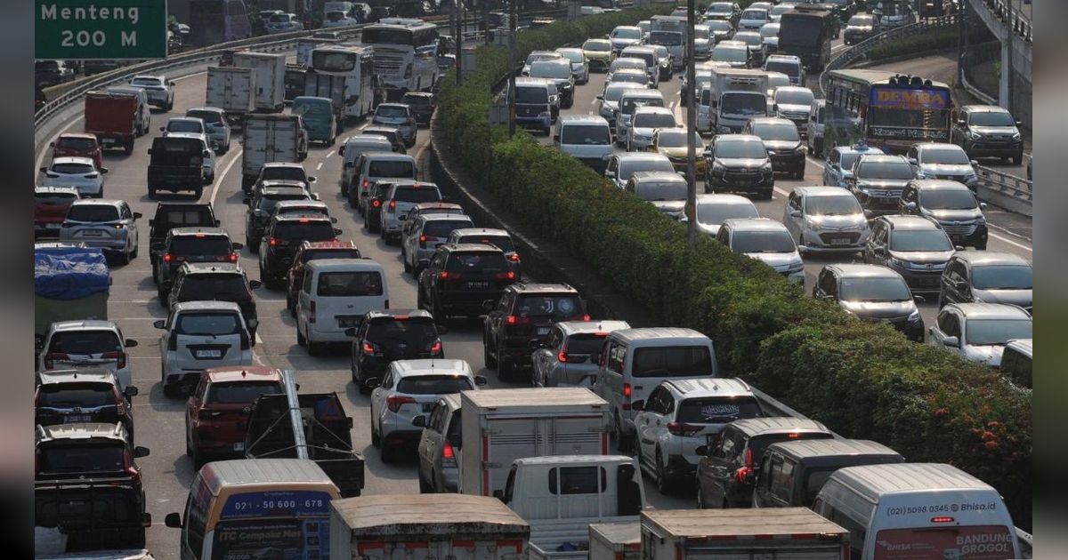 FOTO: DKI Jakarta Terapkan Pembatasan Kendaraan Motor dan Mobil, Ini Batas Usia Maksimal yang Boleh Masuk Ibu Kota