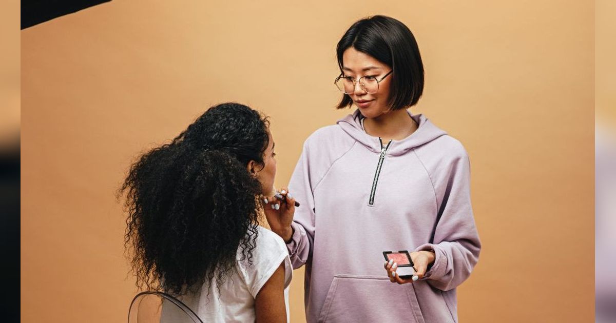 Menguak Rahasia Dapur Makeup Artist, Perhatikan 3 Hal Biar Tak Rugi