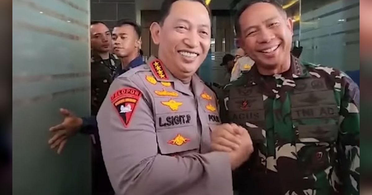 Momen Kapolri Beri Hadiah ke Warga, Tak Disangka Nyeletuk Kocak Bikin Jajaran Polri Tertawa Lepas