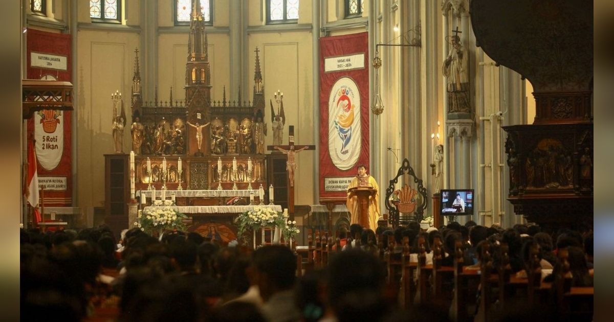 FOTO: Misa Kenaikan Yesus Kristus di Gereja Katedral Jakarta Berlangsung Khidmat