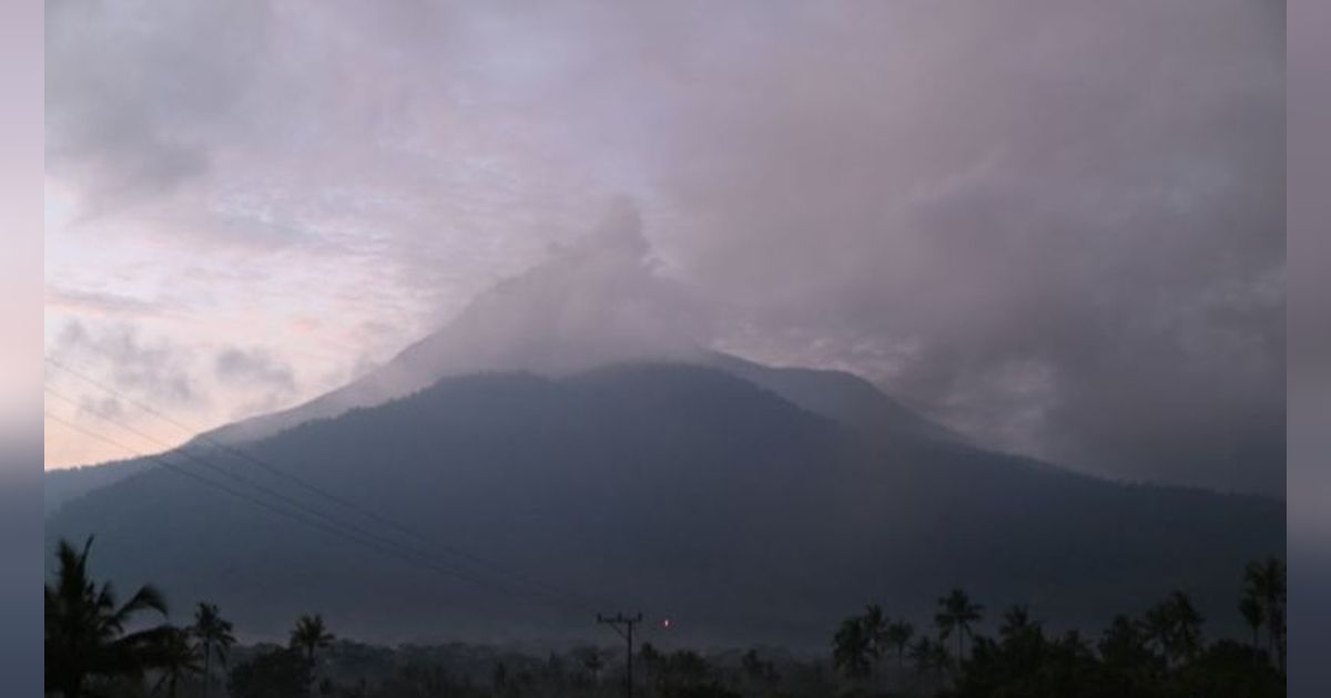 Gunung Lewotobi Laki-Laki NTT Erupsi: Warga dan Wisatawan Diminta Menjauh 2 Km