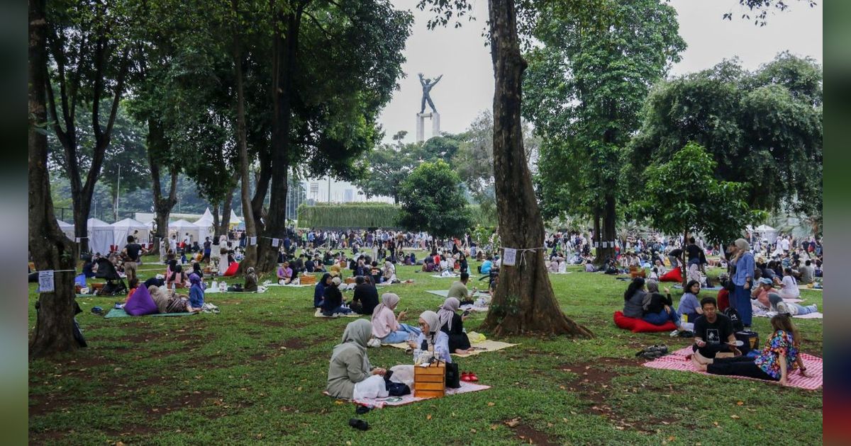 FOTO: Antusiasme Ribuan Orang Ikuti Semasa Piknik di Bawah Rindangnya Pepohonan Lapangan Banteng