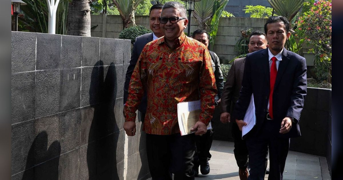 FOTO: Senyum Hasto Kristiyanto Tiba di KPK Sebelum Diperiksa untuk Kasus Harun Masiku