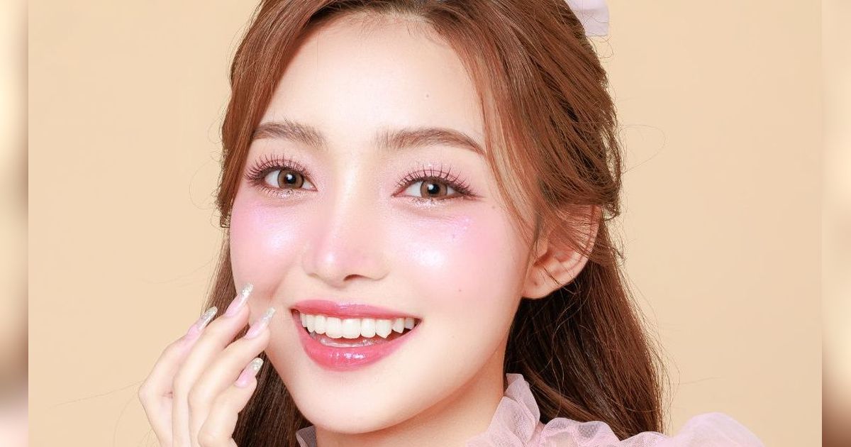 Cara Unik Makeup Up Artist yang Bisa Bikin Makeup Tahan Lama, Mau Coba?