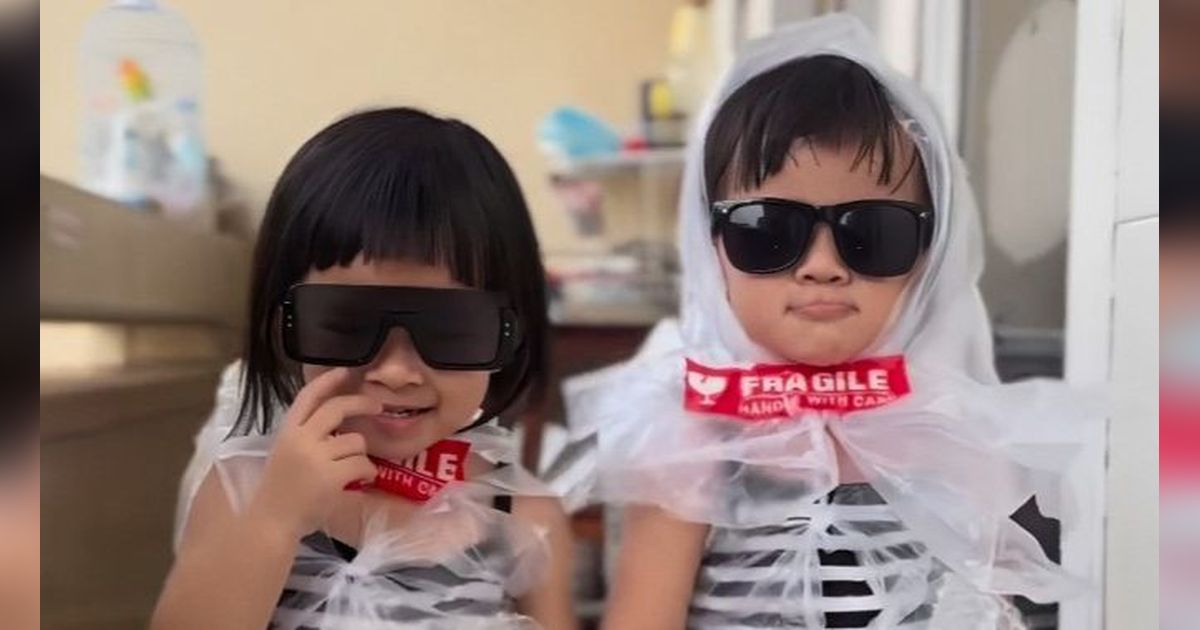 Ayah Kreatif Banget, Bikin Kostum Fashion Show Putri Kembarnya Pakai Bubble Wrap