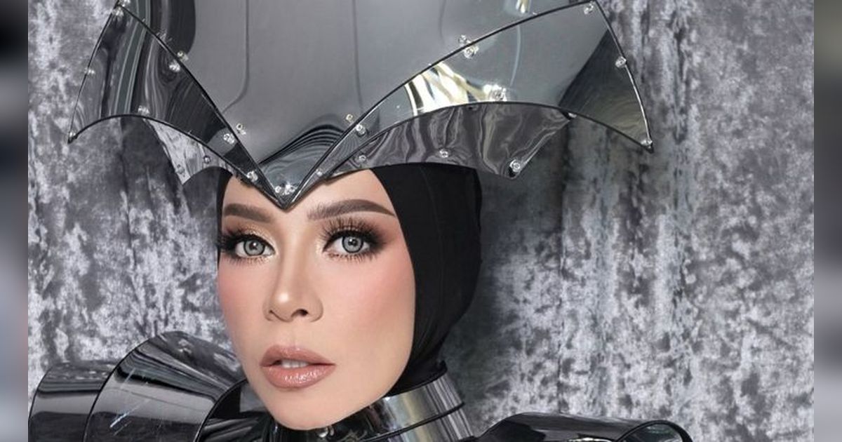 5 Potret Headpiece Unik Melly Goeslaw,  Ada yang Bentuk Sepatu hingga Tangan Emas