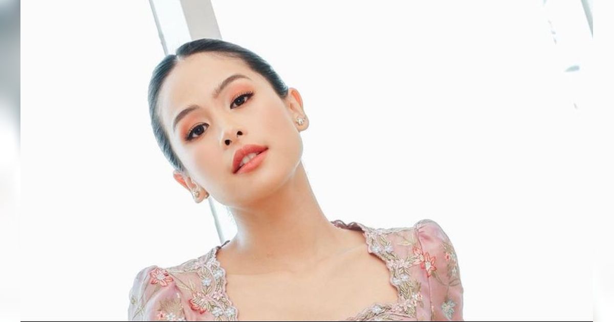 Anggun Maksimal, Detail Kebaya Lilac Maudy Ayunda dengan Style Feminin