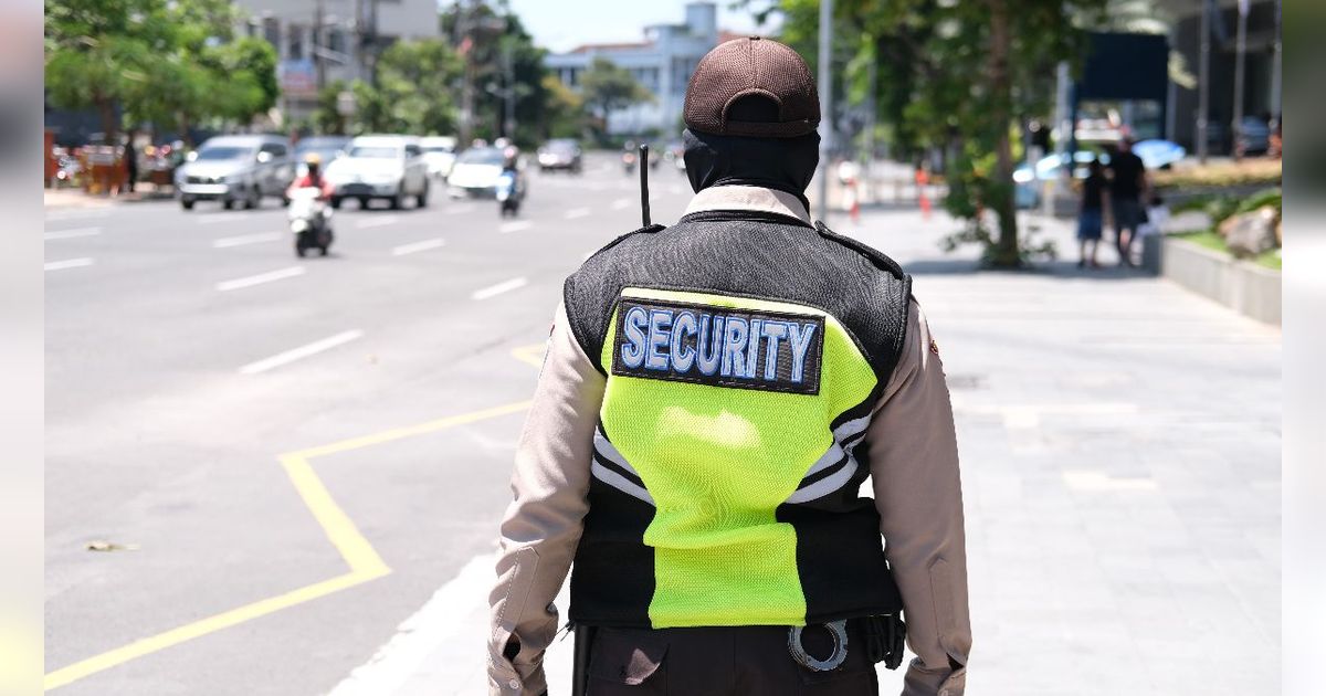 Heboh Satpam Plaza Indonesia Dipecat Gegara Video Viral Pukul Anjing, Berapa Gajinya?