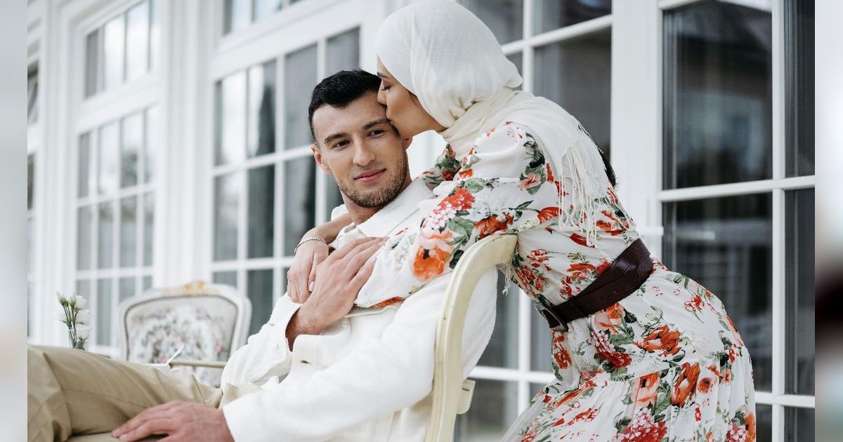 6 Cara Membahagiakan Suami dalam Islam Agar Hubungan Makin Harmonis dan Penuh Cinta