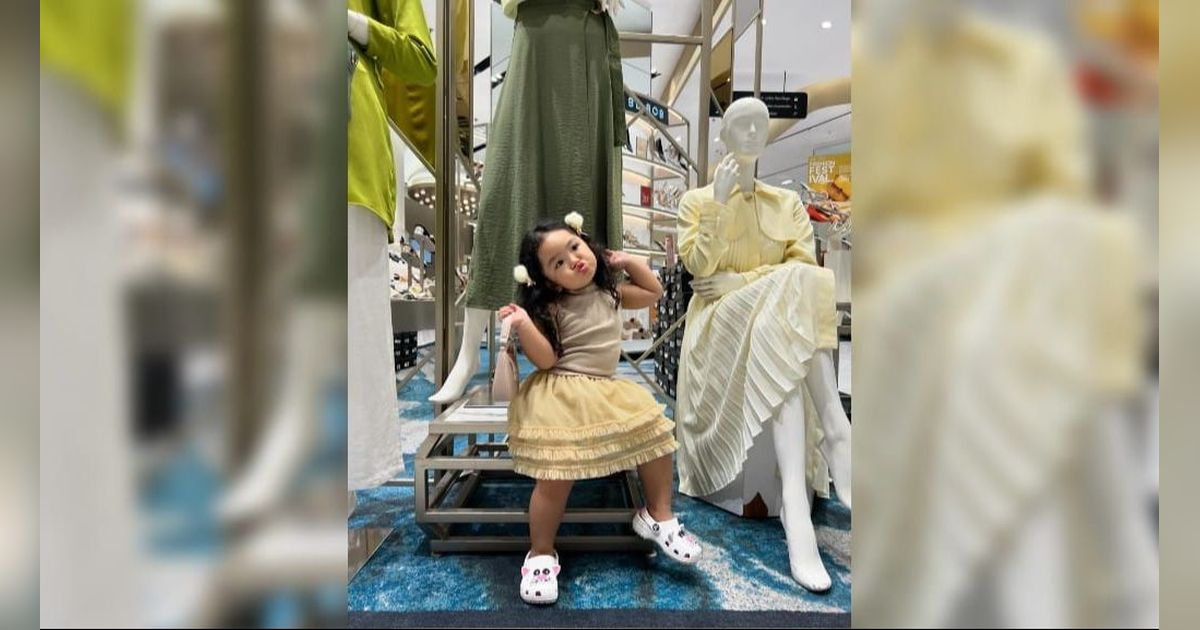 Gemasnya Xarena Anak Siti Badriah Shopping di Mal, Bawa Tas lalu Gaya Foto Sama Manekin