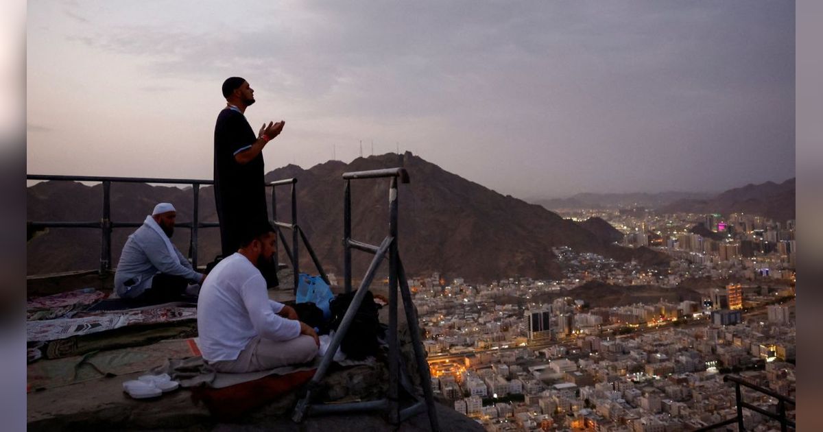FOTO: Kekhusyukan Jemaah Haji Berdoa di Puncak Jabal Nur, Titik Awal Kenabian Rasulullah SAW