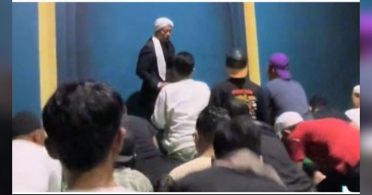 Momen Penonton Konser Opick Salat Magrib Berjemaah Diimami Artisnya Ini Viral, Tuai Banyak Komentar