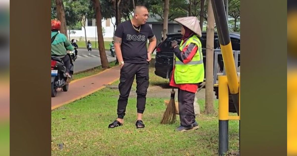 Tukang Sapu Jalanan Dapat Rezeki Nomplok, Dihadiahi HP oleh Sosok ini Girang Banget