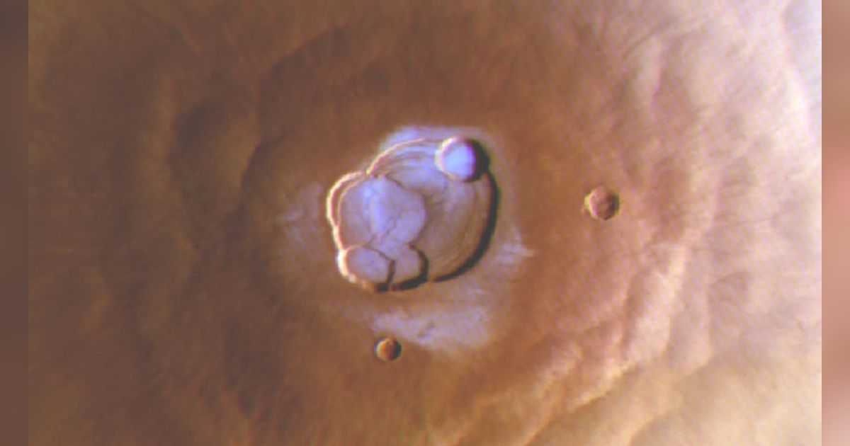 FOTO: Tak Terduga! Lapisan Embun Beku Ditemukan di Puncak Gunung Tertinggi Planet Mars, Ini Penampakannya