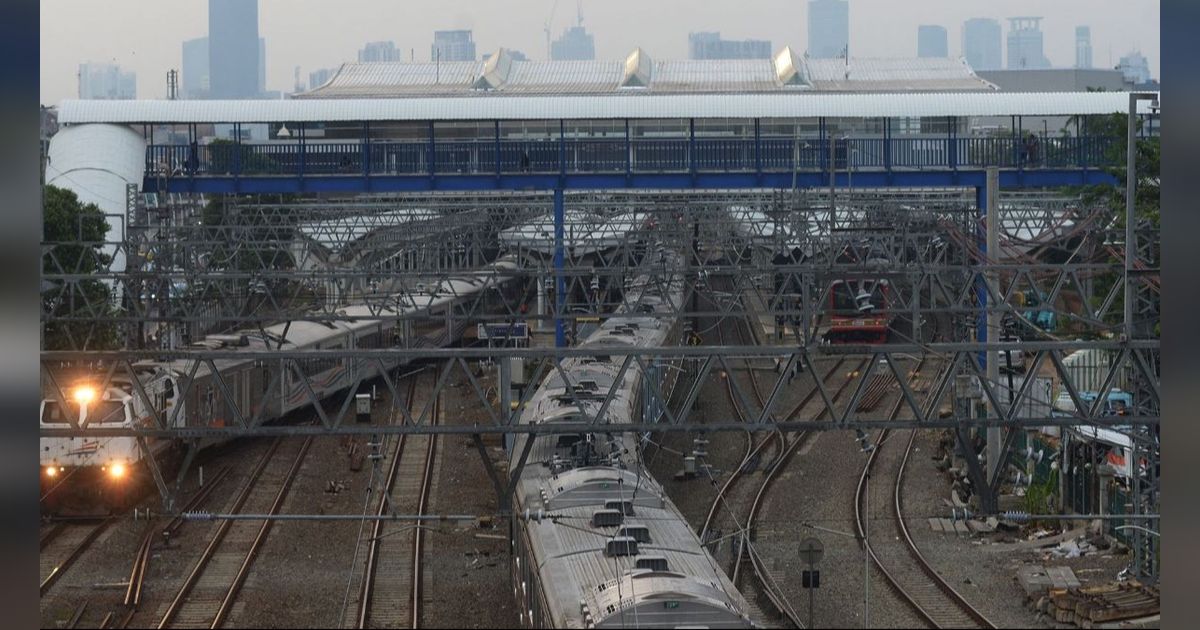 Tawuran di Perlintasan Kereta Tanjung Priok-Ancol, KRL Sempat Berhenti dan Penumpang Panik