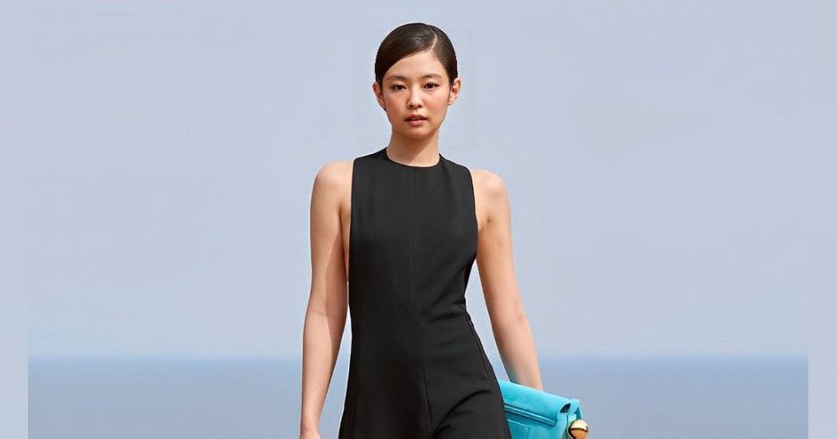 Potret Jennie BLACKPINK Debut Jadi Model Runway di Show Jacquemus