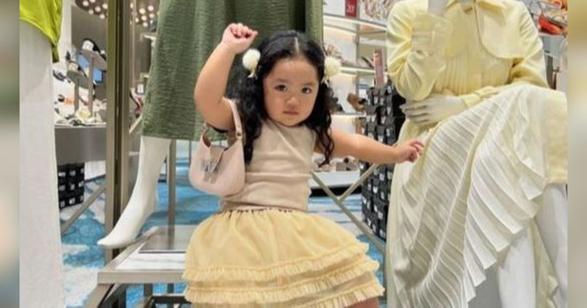 Gaya Centilnya Bikin Gemas, 10 Foto Xarena Anak Siti Badriah Saat Shopping Bareng Sang Bunda