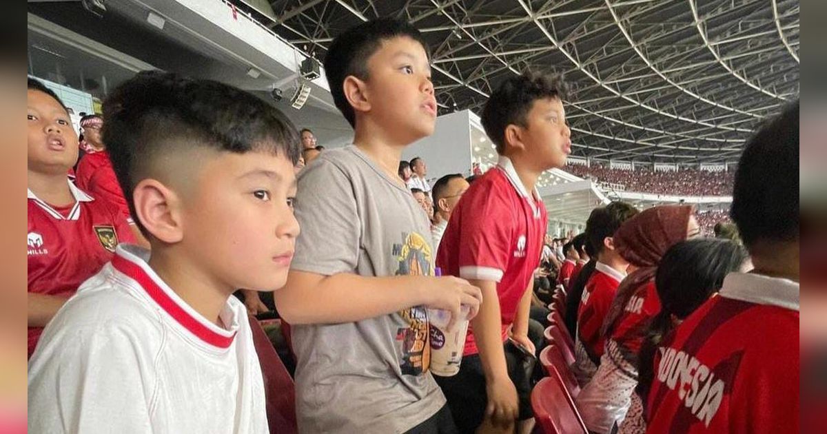 Potret Ganteng Rafathar Nonton Langsung Timnas di Stadion, Netizen 'Melongo Juga Cakep'