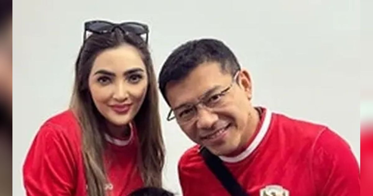 8 Potret Anang Ashanty Disoraki Satu Stadion di Laga Indonesia VS Filipina, Sampai Keluar Lapangan