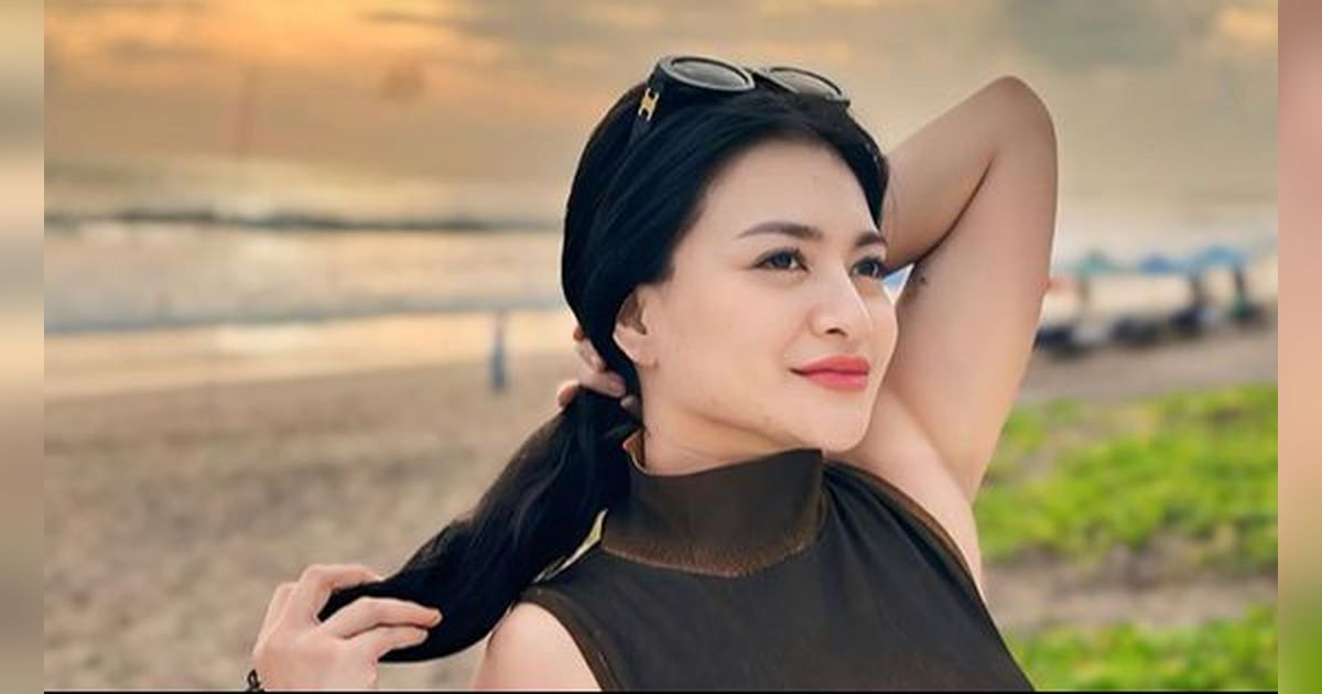 Potret Nathalie Holscher Main di Pantai, Pakai Hot Pants Bikin Riuh
