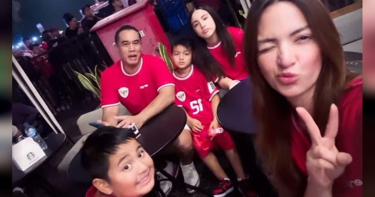 Potret Nia Ramadhani Boyong Keluarga Nonton Timnas Pakai MRT, Si Bungsu Ternyata Anak Supel