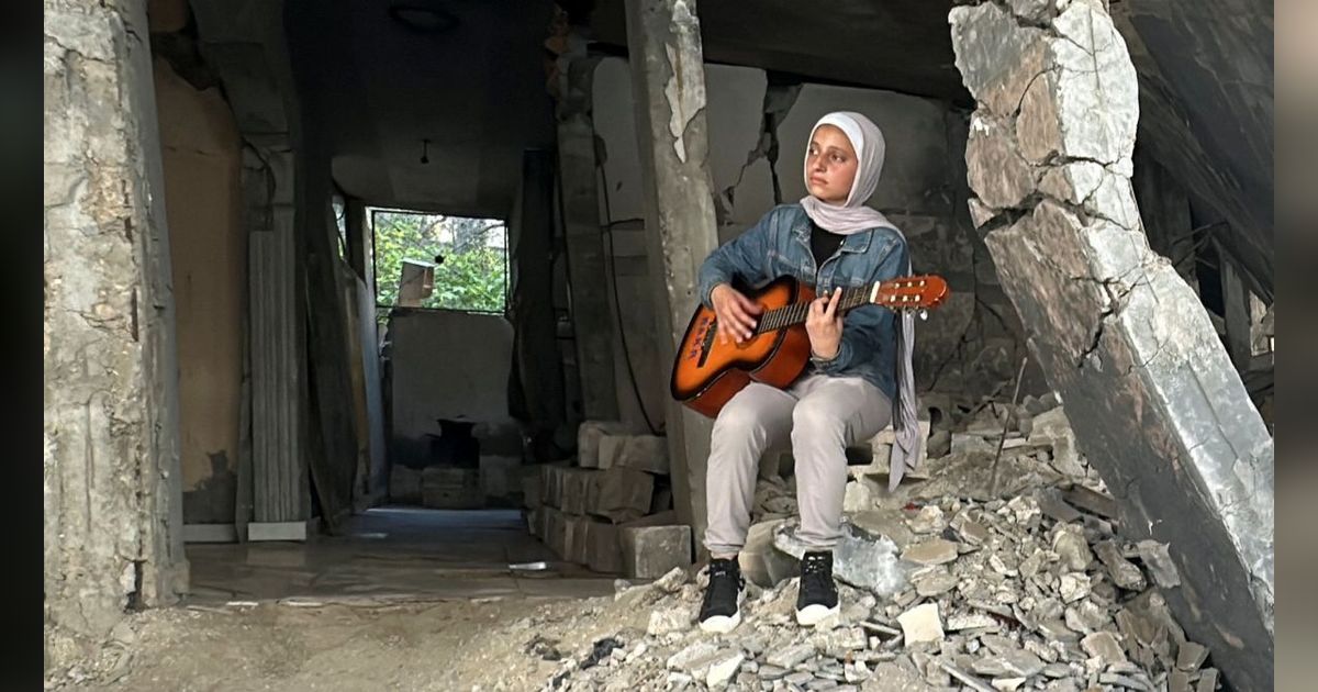 FOTO: Lantunan Musik Mahasiswi Cantik Palestina Hibur Anak-Anak Gaza yang Kehilangan Rumah