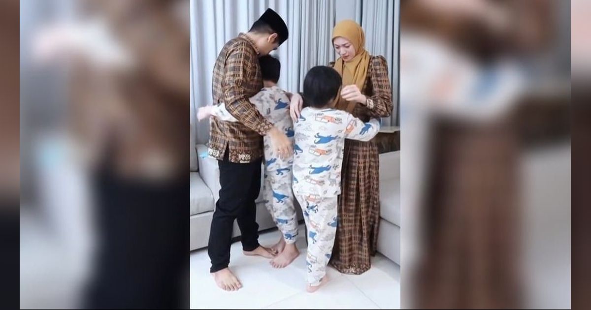 Momen Donita dan Adi Nugroho saat Berpamitan ke Anak-anak untuk Berangkat Haji, Bikin Terharu