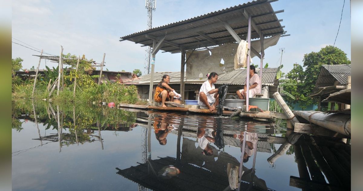 FOTO: Dilanda Krisis Air Bersih, Warga Bekasi Terpaksa Cuci Baju di Terusan Kalimalang yang Bau