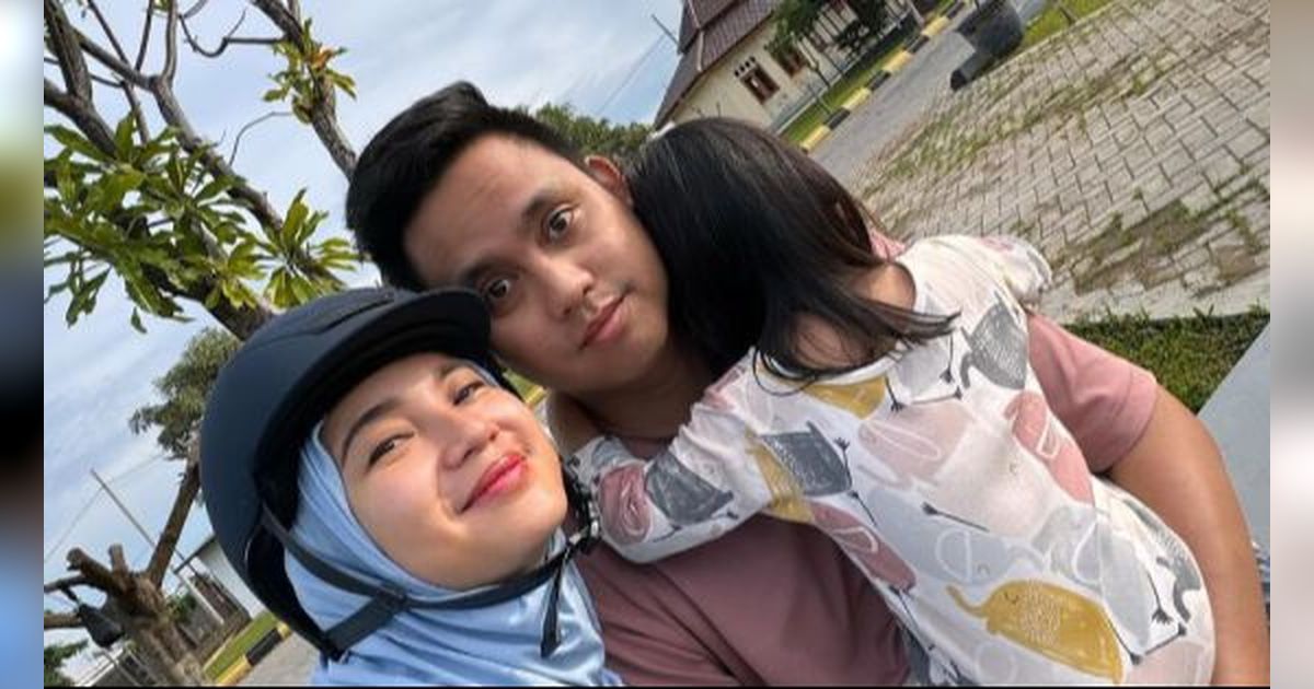 Kocaknya Chaca Frederica dan Putrinya 'Bersaing' Ambil Hati Dico Ganindito