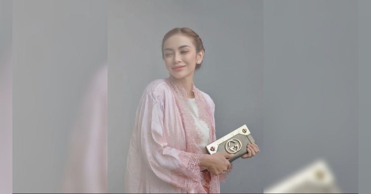 10 Potret Cantik Masayu Anastasia di Acara Wisuda Sang Anak, Penampilannya Mencuri Perhatian dalam Balutan Busana Tradisional