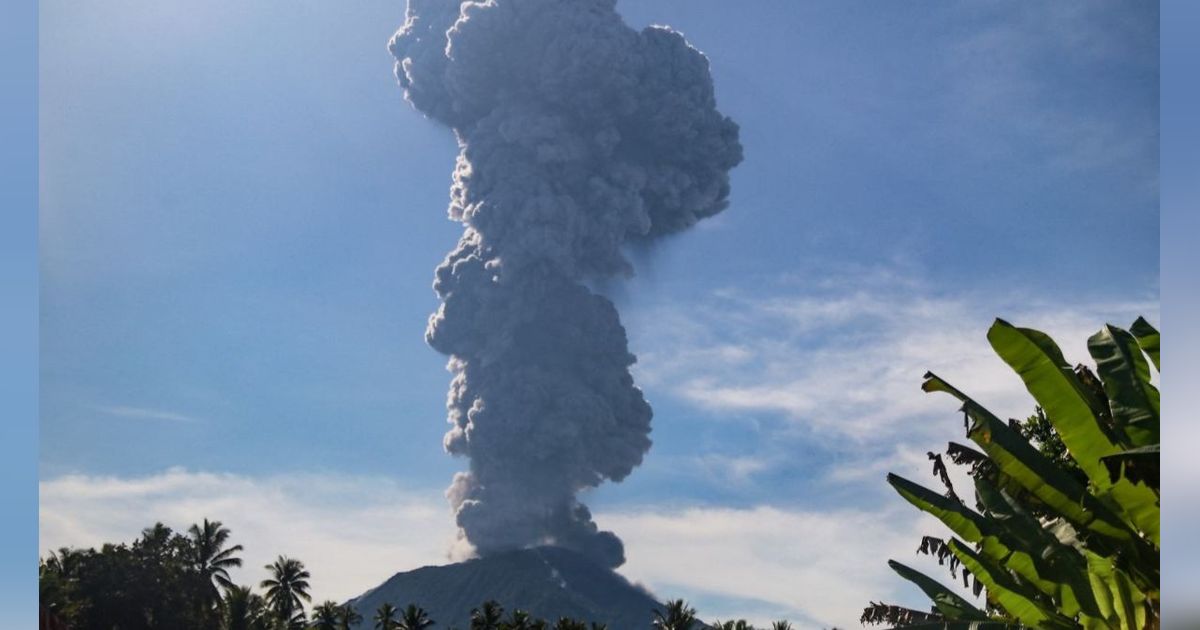 Gunung Ibu di Maluku Utara Meletus