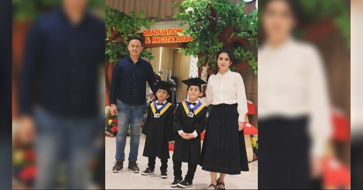 Sama-sama Punya Paras Ganteng, ini Potret Anak Kembar Kadek Devi saat Wisuda TK