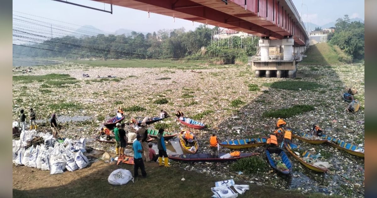 Viral Sampah Tutupi Sungai Citarum Layaknya Daratan