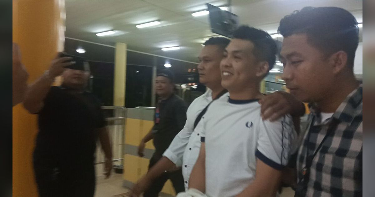 Kasus Pemalsuan Dokumen, Ko Apex Suami Dinar Candy Tersenyum Diborgol dan Digiring Polisi