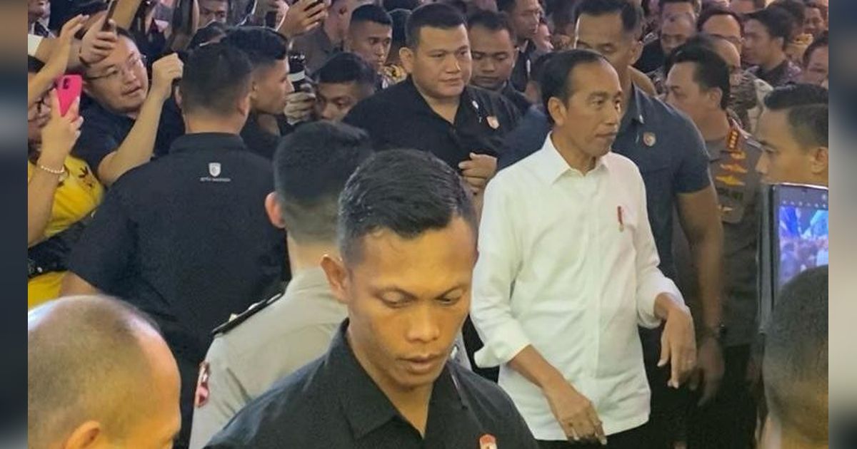 Momen Jokowi Makan Eskrim Bareng Menteri di PRJ