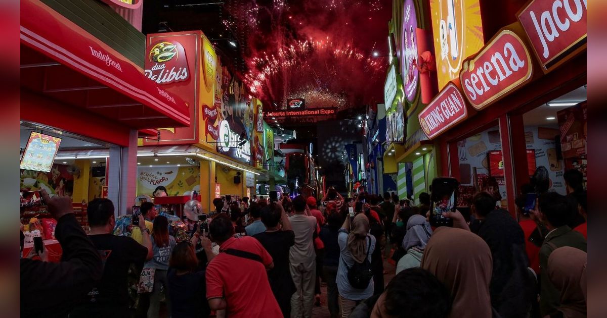 FOTO: Antusiasme Warga Saksikan Pesta Kembang Api hingga Berburu Produk Favorit di Hari Pertama Pembukaan Jakarta Fair 2024