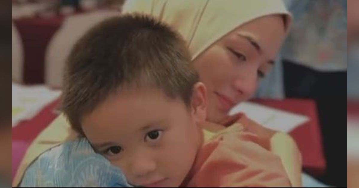 Potret Haru Citra Kirana saat Berangkat Haji, Tak Kuat Tahan Tangis Pamitan ke Anak