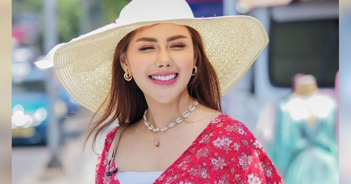 Jadi Artis Terkaya di Indonesia, Intip 10 Potret Rumah Masa Kecil Rey Utami yang Sangat Sederhana
