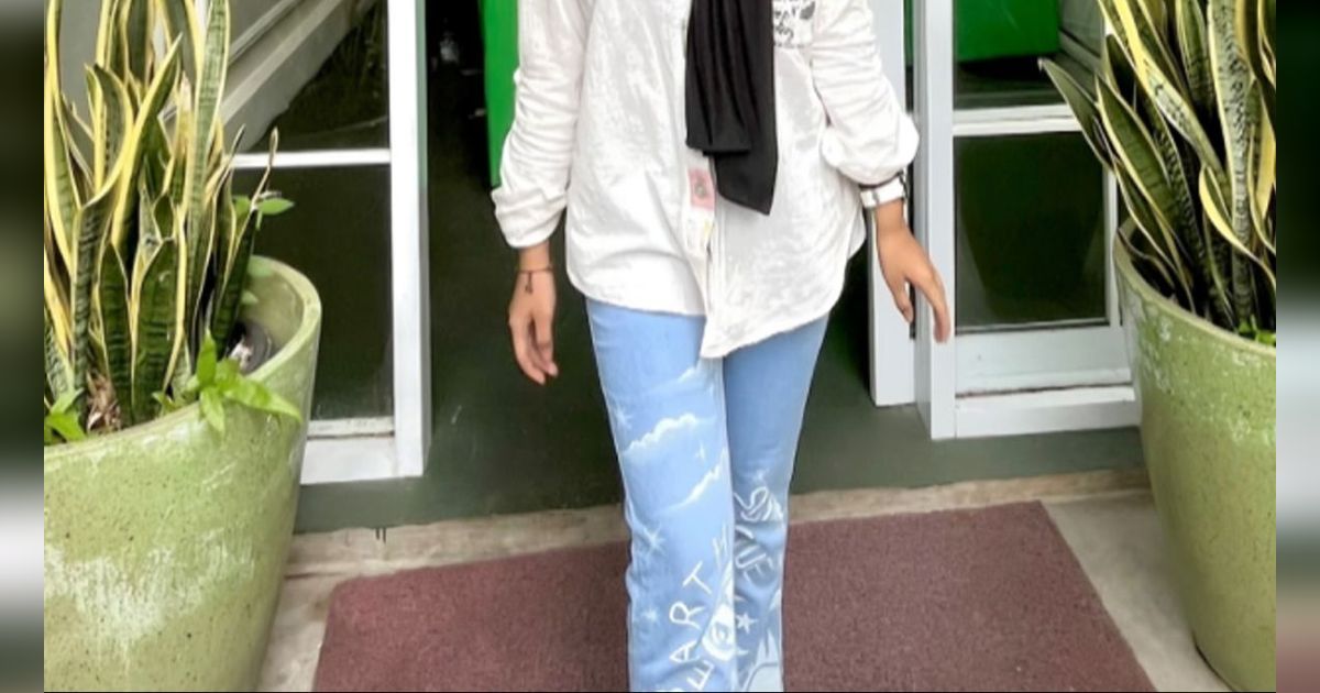 Jago Lukis, Perempuan Ini Sulap Jeans Lawas Jadi Estetik Banget
