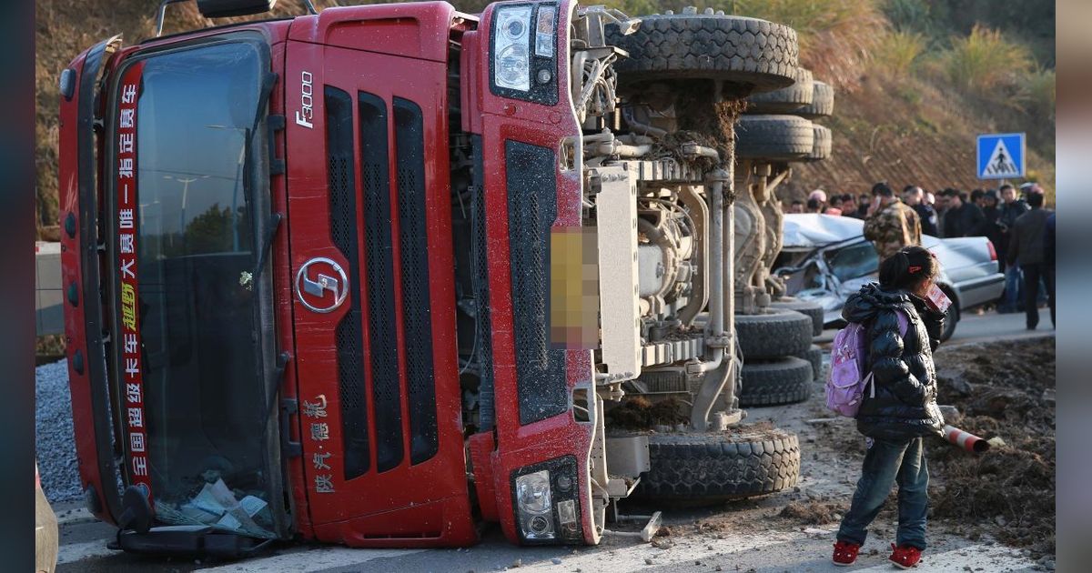 Viral Video Detik-detik Mobil Remuk Tertimpa Truk Kontainer di Penjaringan, Sopir Selamat Meski Terjepit Kabin