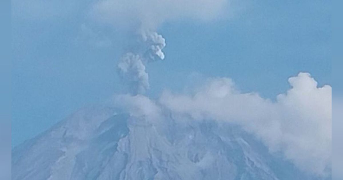 Gunung Semeru Berulang Kali Erupsi, Abu Vulkanik Terpantau Setinggi 900 Meter