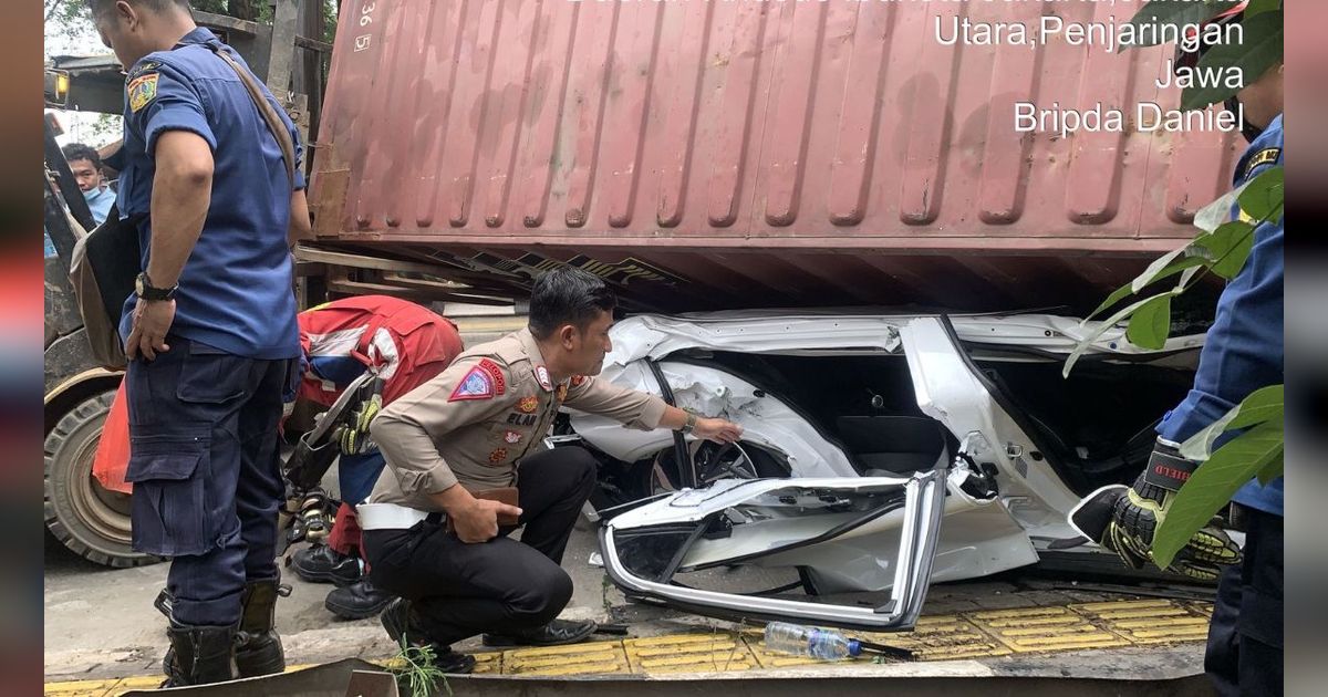 Penyebab Truk Kontainer Terbalik Menimpa Mobil Hyundai Sampai Ringsek di Jakut