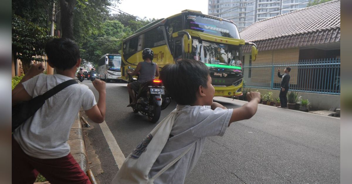 FOTO: Potret Anak-Anak Tetap Nekat Berburu Klakson Telolet Bus Meski Mengancam Nyawa