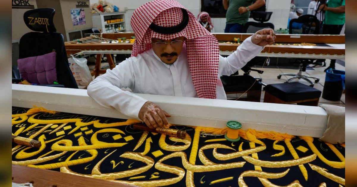 FOTO: Intip Kesabaran dan Ketelatenan Pekerja Arab Menyulam Kiswah dengan Benang Perak Berlapis Emas