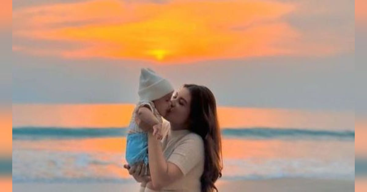 Nikmati Sunset Sambil Gendong Anak, 8 Foto Liburan Nabila Maharani & Tri Suaka ke Pantai Anyer