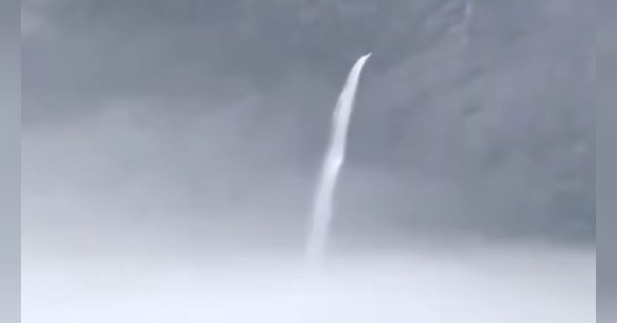 Viral Penampakan Air Terjun di China ini seperti Mengalir dari Langit