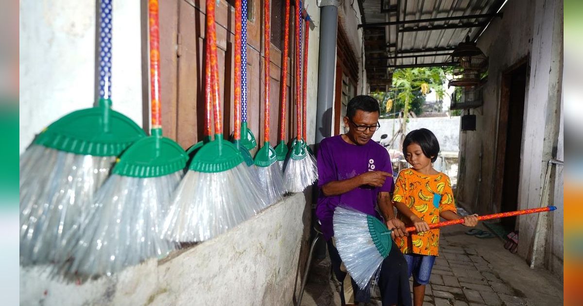 Kisah Lansia di Madiun Ubah Limbah Botol Plastik Jadi Sapu, Hasilkan Cuan Berlipat
