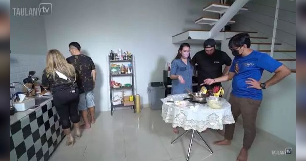 7 Potret Rumah Sederhana Gonzales, Legenda Timnas yang Viral Gegara Duduk di Tribun Penonton