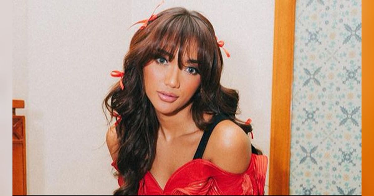 Potret Marion Jola Tampil 'Menyala' dengan Dress Merah