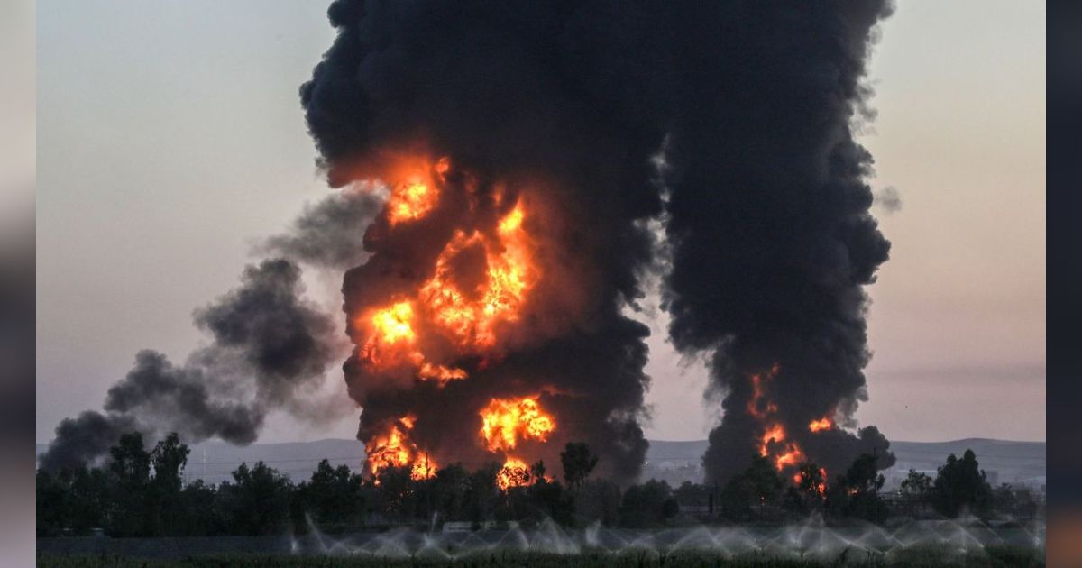 FOTO: Potret Dahsyatnya Kebakaran Kilang Minyak di Irak, Asap Hitam dan Tebal Membumbung Tinggi